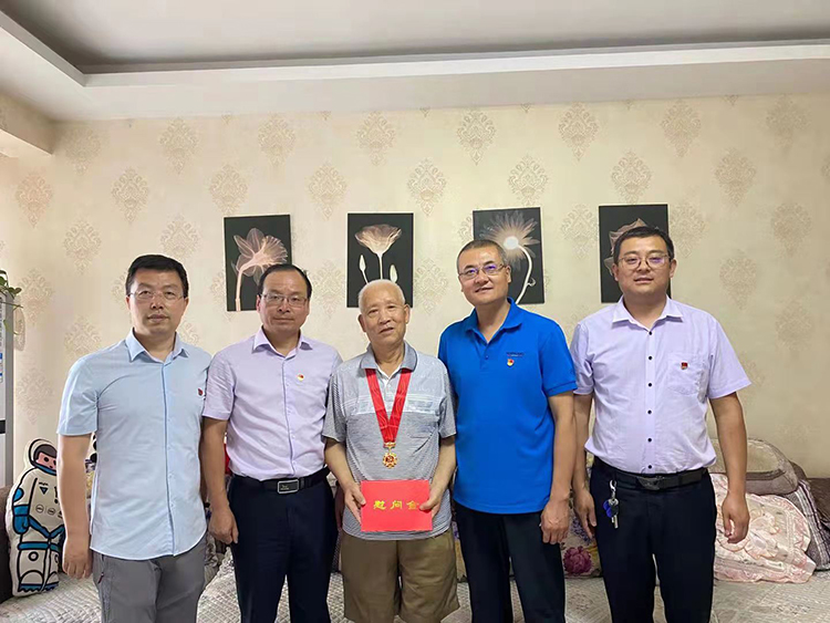 中共陕西省建材技工学校总支委员会开展“在党50年”纪念章发放及慰问工作